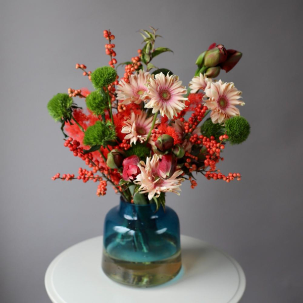 Red bouquet in a vase - Размер M (ваза может отличаться)