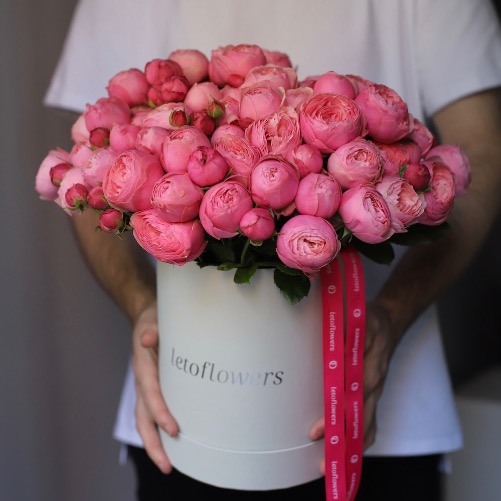 Spray roses in a hat box - Размер M 