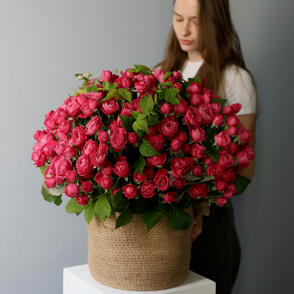 Spray Roses in a basket -  Размер L 