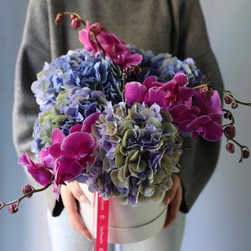 Orchids with Hydrangea in a hat box Orchids with Hydrangea in a hat box - Размер M