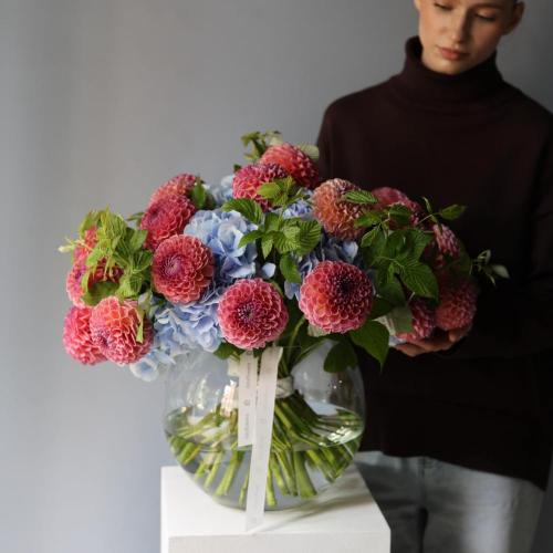 Hydrangea with Dahlias in a vase -  Размер M