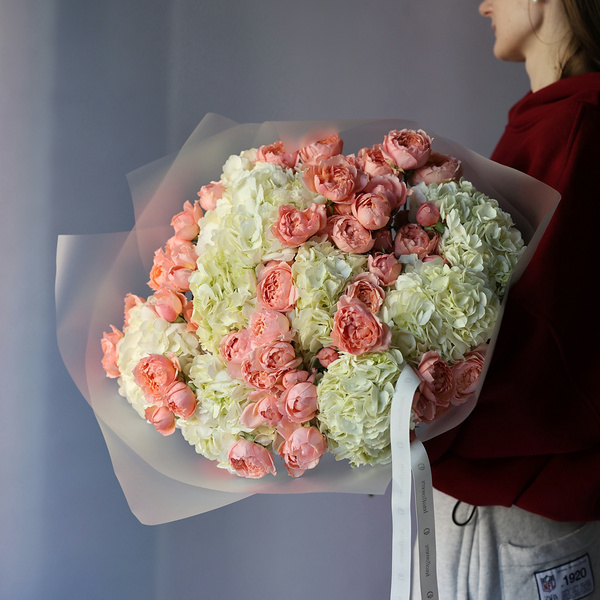 Hydrangeas with Spray Garden Roses -  Размер M
