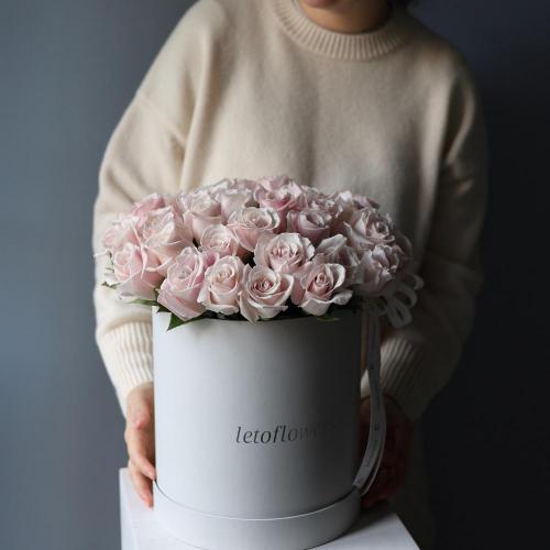 Sweet Escimo roses in a hat box -  Размер L