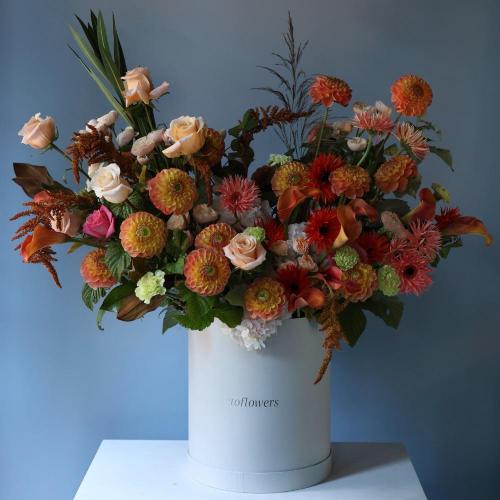 Designer bouquet in an orange hat box -  Размер 2XL
