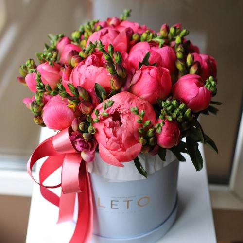 Peonies and Freesia in a hat box - Размер М 