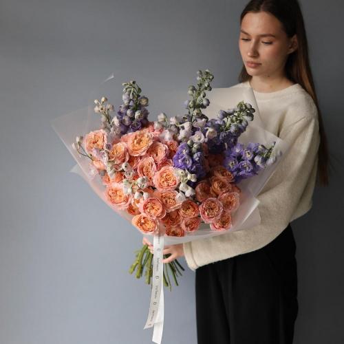 Spray garden Roses with Delphinium - Размер M 