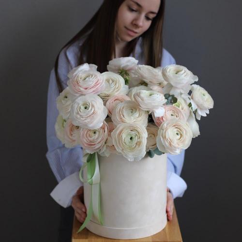 Ranunculus in a hat box -  Размер L