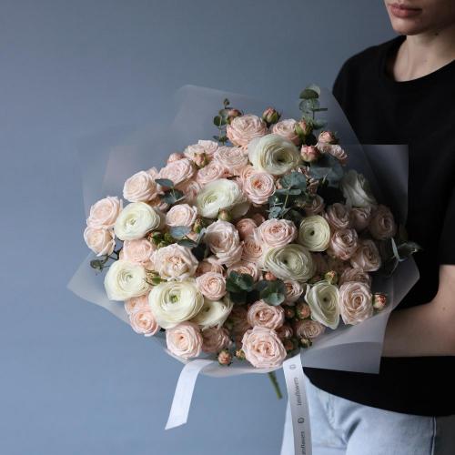 Ranunculus with Spray Roses -  Размер L