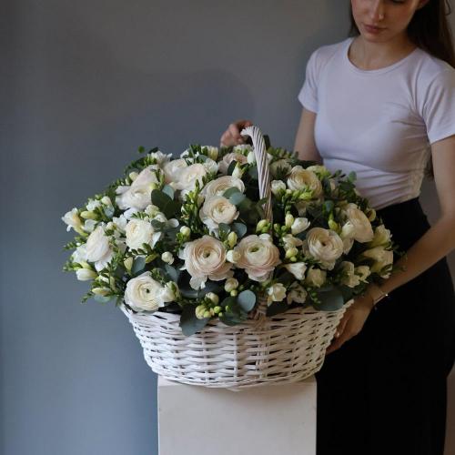 Ranunculus and Freesia in a basket - Размер XL