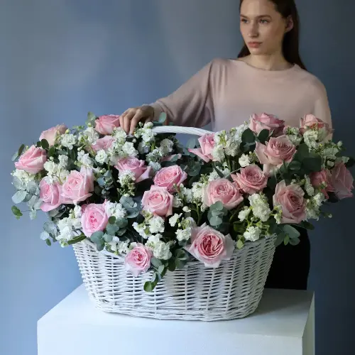 Basket with Spray Stock and Garden Roses -  Размер L 
