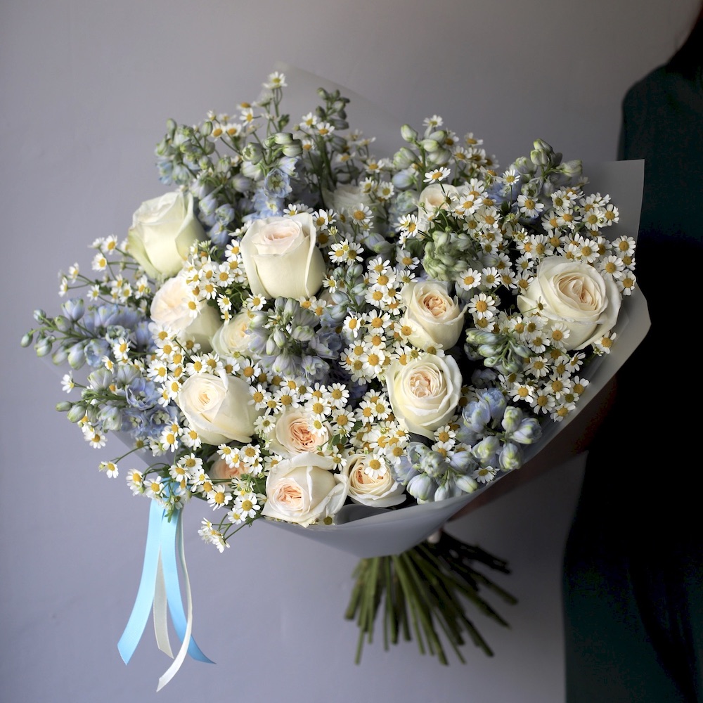 “Garden roses with Daisies and Delphinium”, size L