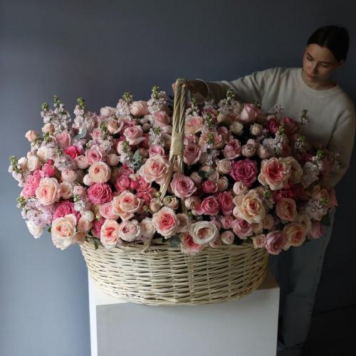 Basket with Garden roses, Spray roses and Stock -  Размер 5XL - 6XL