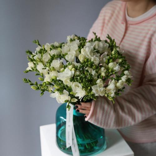 Freesias in a vase -  75 фрезий