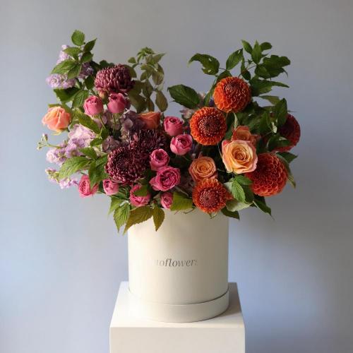 Surprise on a florisit taste in a hat box, bright -  Размер L