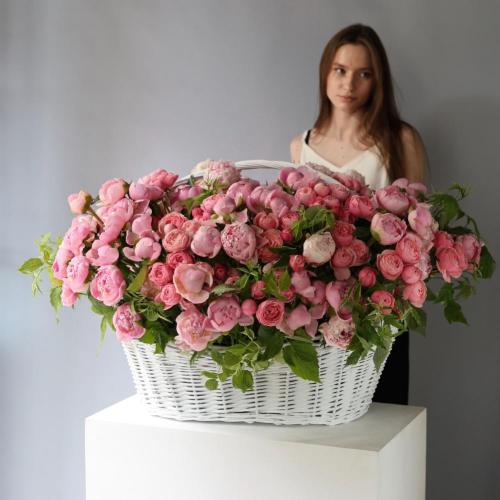 Peony with Spray Roses in a basket - Размер XL 