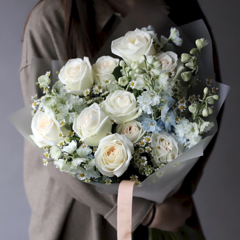“Garden roses with Daisies and Delphinium”, size M