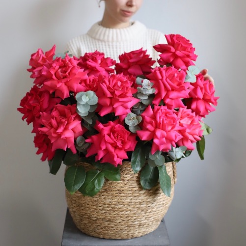 Basket of roses "Raspberry sherbet" - Размер M 