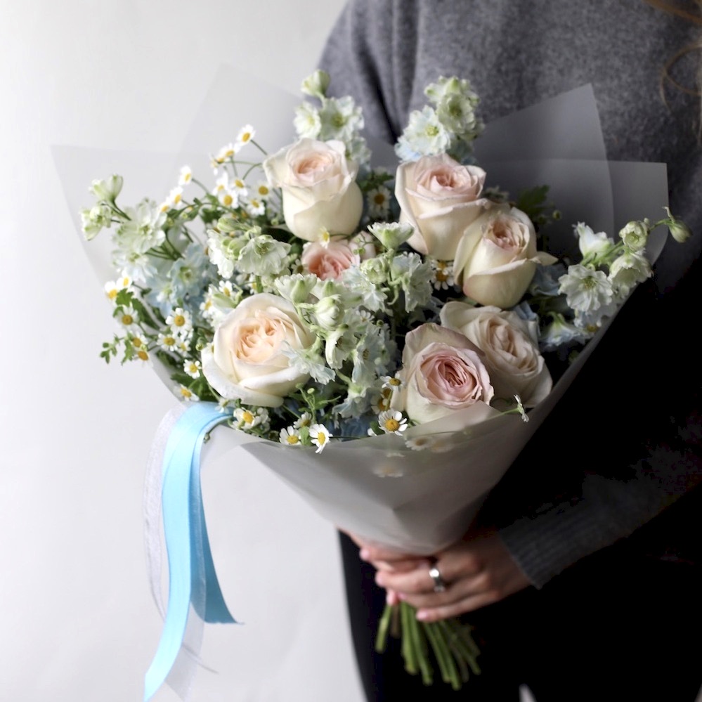 “Garden roses with Daisies and Delphinium”, size S