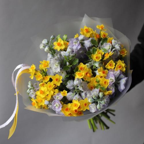 Spray Daffodils with Delphinium - Размер S