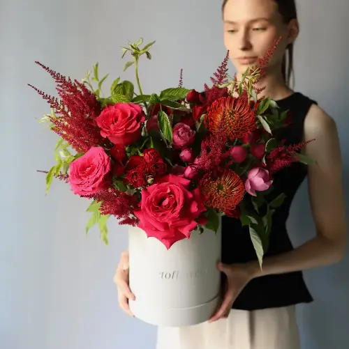 Surprise on a florisit taste in a hat box, bright -  Размер M