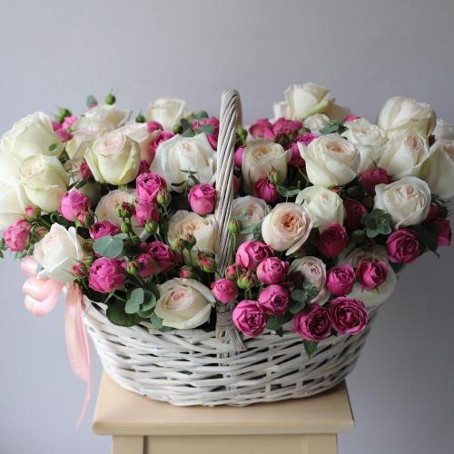 Garden Roses with Spray Roses in a basket - Размер XL 