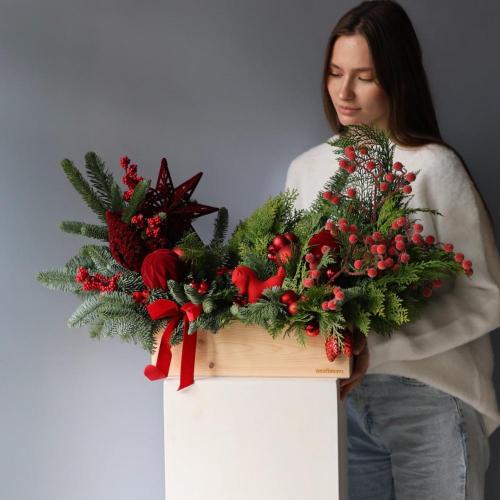 New Year's composition in a wooden box "Red velvet range" -  Размер L 