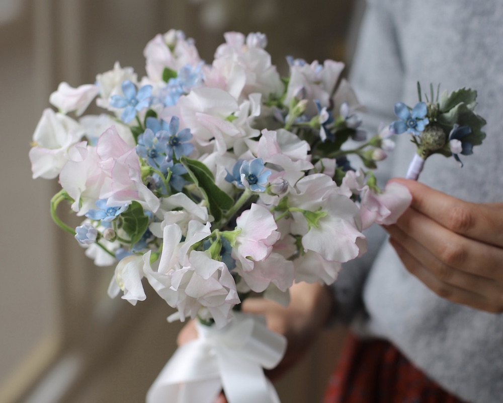 Букет из душистого горошка и оксипеталума.jpeg