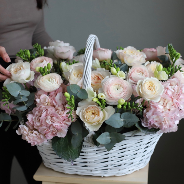 Basket with Ranunculus, Freesia, Hydrangeas and Roses - Размер M