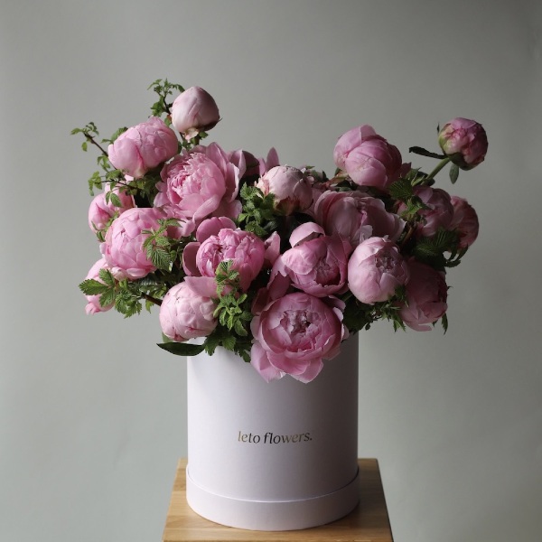 Bouquet "High summer" of Peonies in a hat box - Размер L 