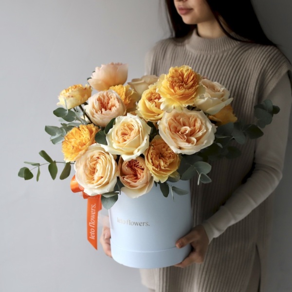 Garden roses of different sorts in a hat box - Размер M