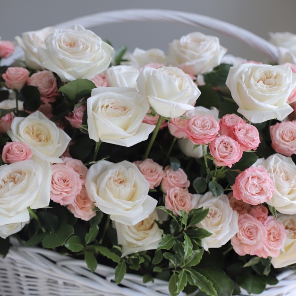 Garden Roses with Spray Roses in a basket - Размер 4XL