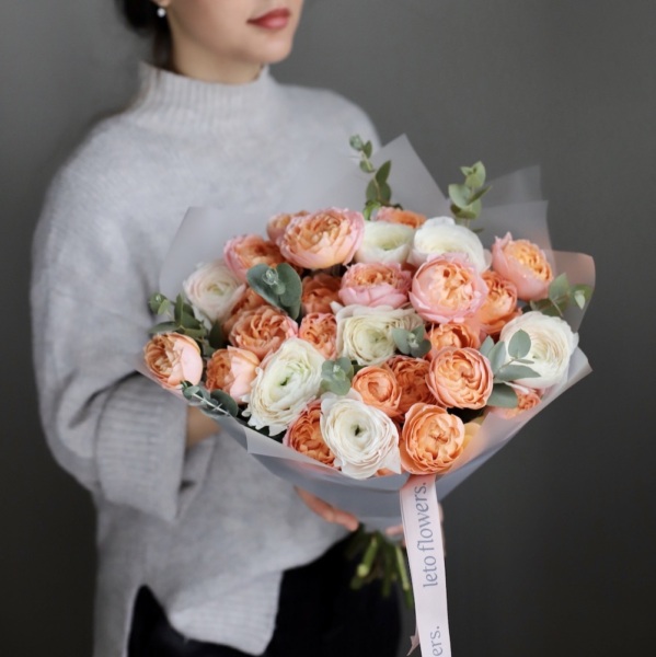 Ranunculus with Spray Roses - Размер между S и M 