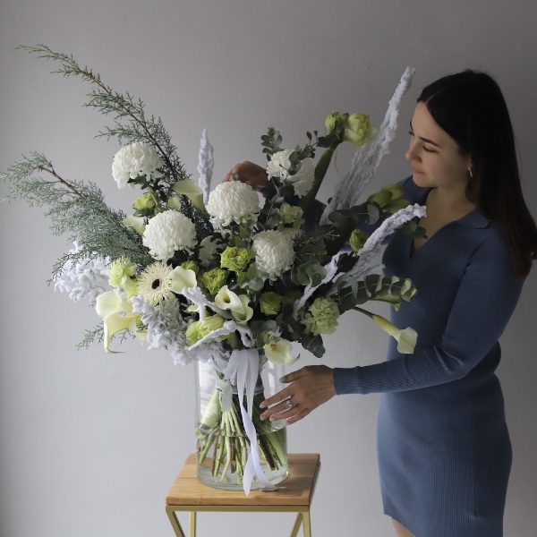 Signature bouquet "Snow - covered trees" - Размер L в вазе