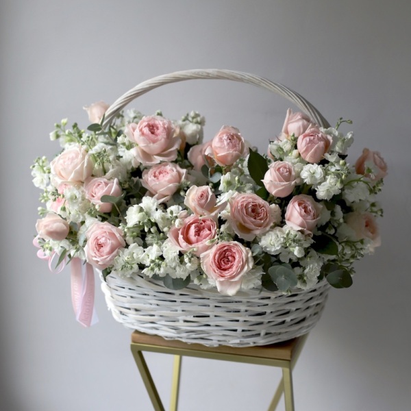 Basket with Spray Stock and Garden Roses - Размер L