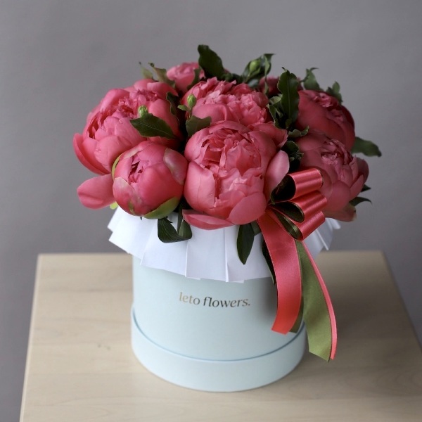 Coral peony in a hat box - Размер S