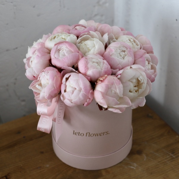 Light-pink Peonies in a hatbox -  Размер M 