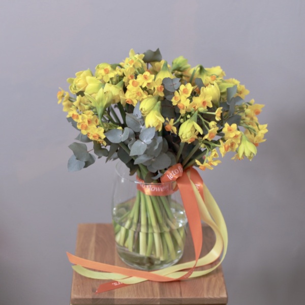 Mix of different Daffodils - 49 нарциссов в вазе