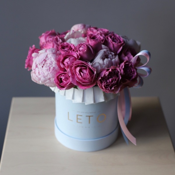 Peony with spray roses in a hat box - Размер S