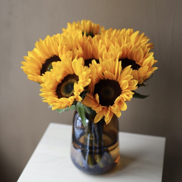 Sunflowers in a vase - 9 подсолнухов (ваза может отличаться)