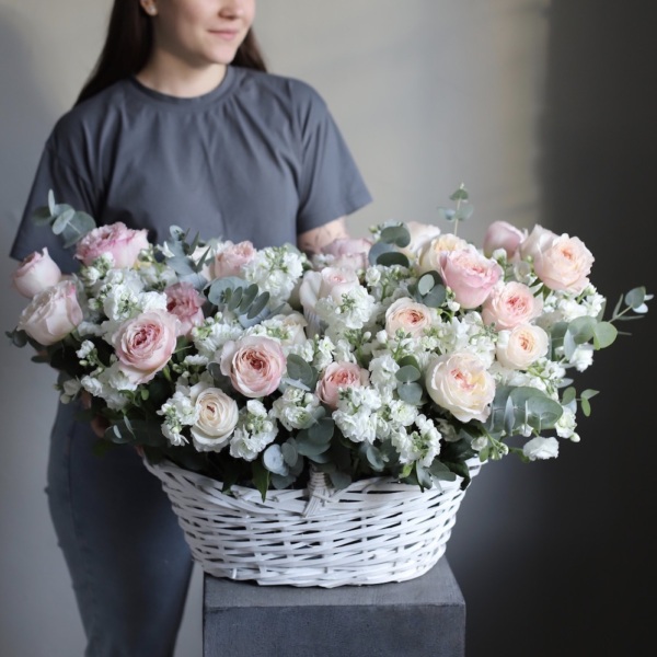 Basket with Spray Stock and Garden Roses - Размер L