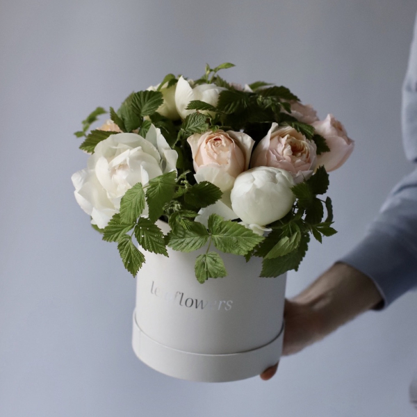 Peony with garden roses in a hat box Peony with garden roses in a hat box - Размер S