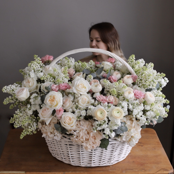 Basket with Ranunculus, Freesia, Hydrangeas and Roses - Размер XL 