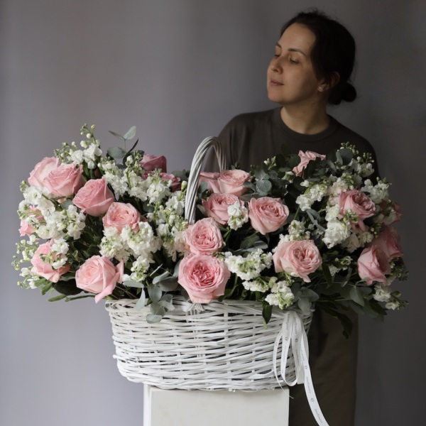 Basket with Spray Stock and Garden Roses -  Размер L 