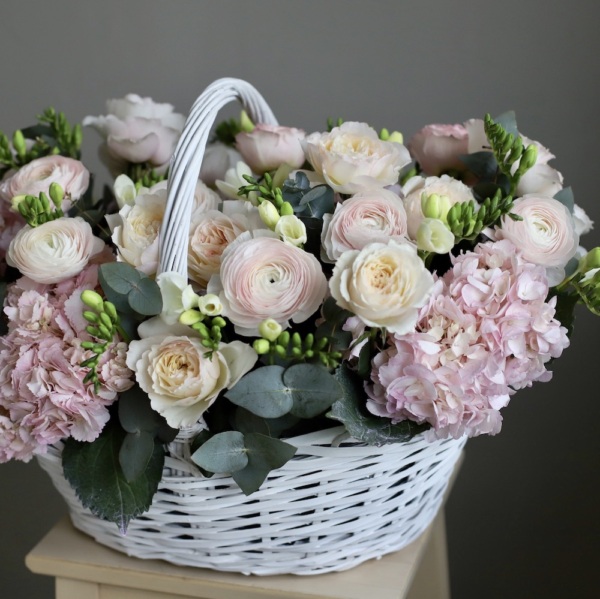 Basket with Ranunculus, Freesia, Hydrangeas and Roses - Размер M