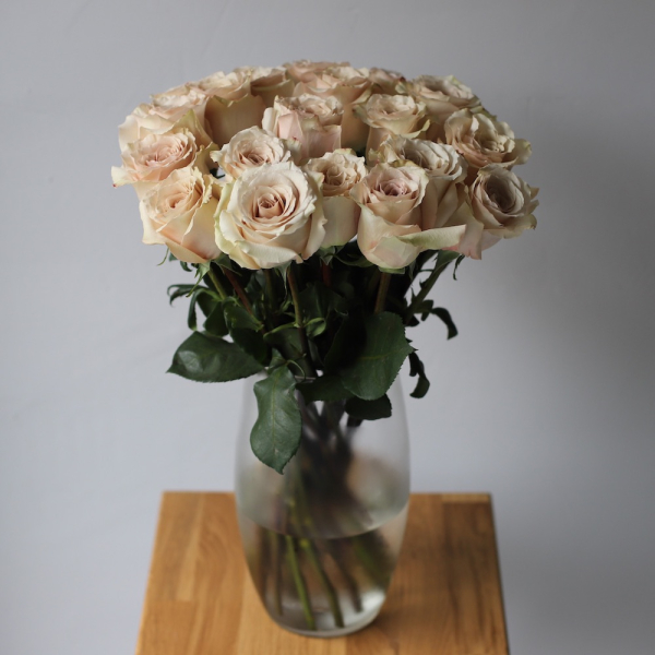 Nude roses in a vase - 19 роз