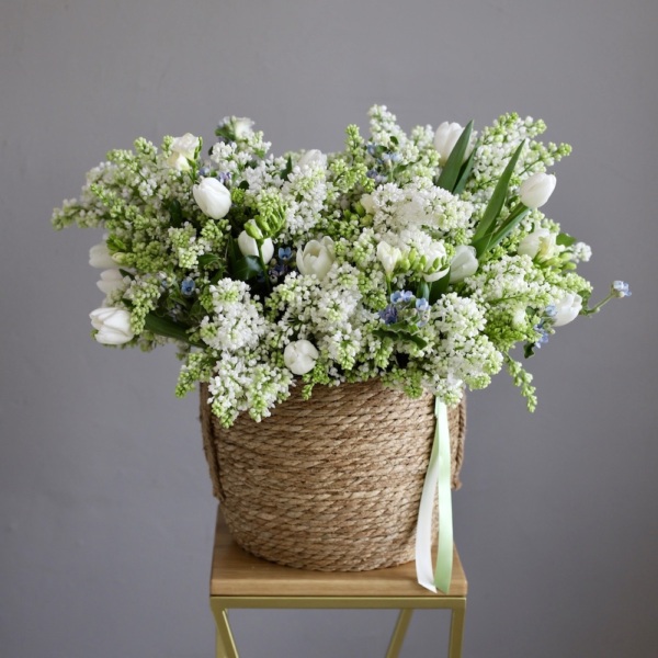 Lilac with spring flowers in a basket - Размер L