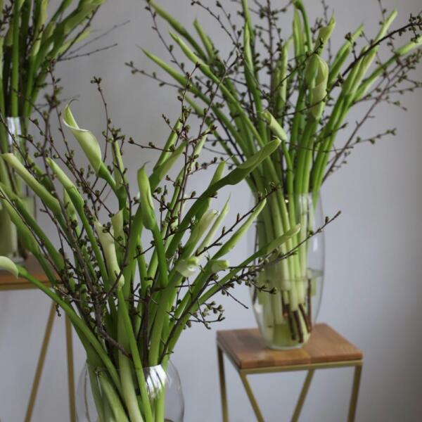 A bouquet of calla lilies and spring branches in a vase - Размер M