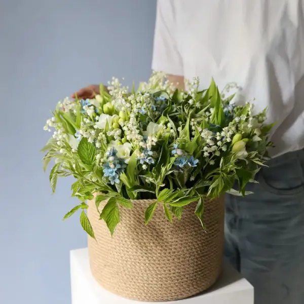 Lily of the Valley and spring flowers in a basket - Размер M