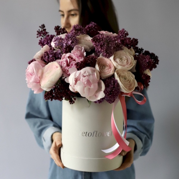 Peonies, Ranunculus and Lilac in a hatbox - Размер M