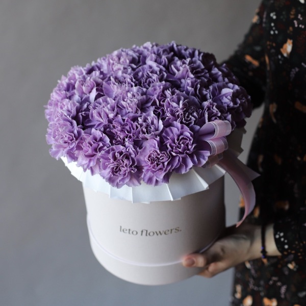 Carnations in a hat box - Размер M 